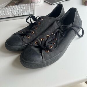 Black converse shoes women’s 9